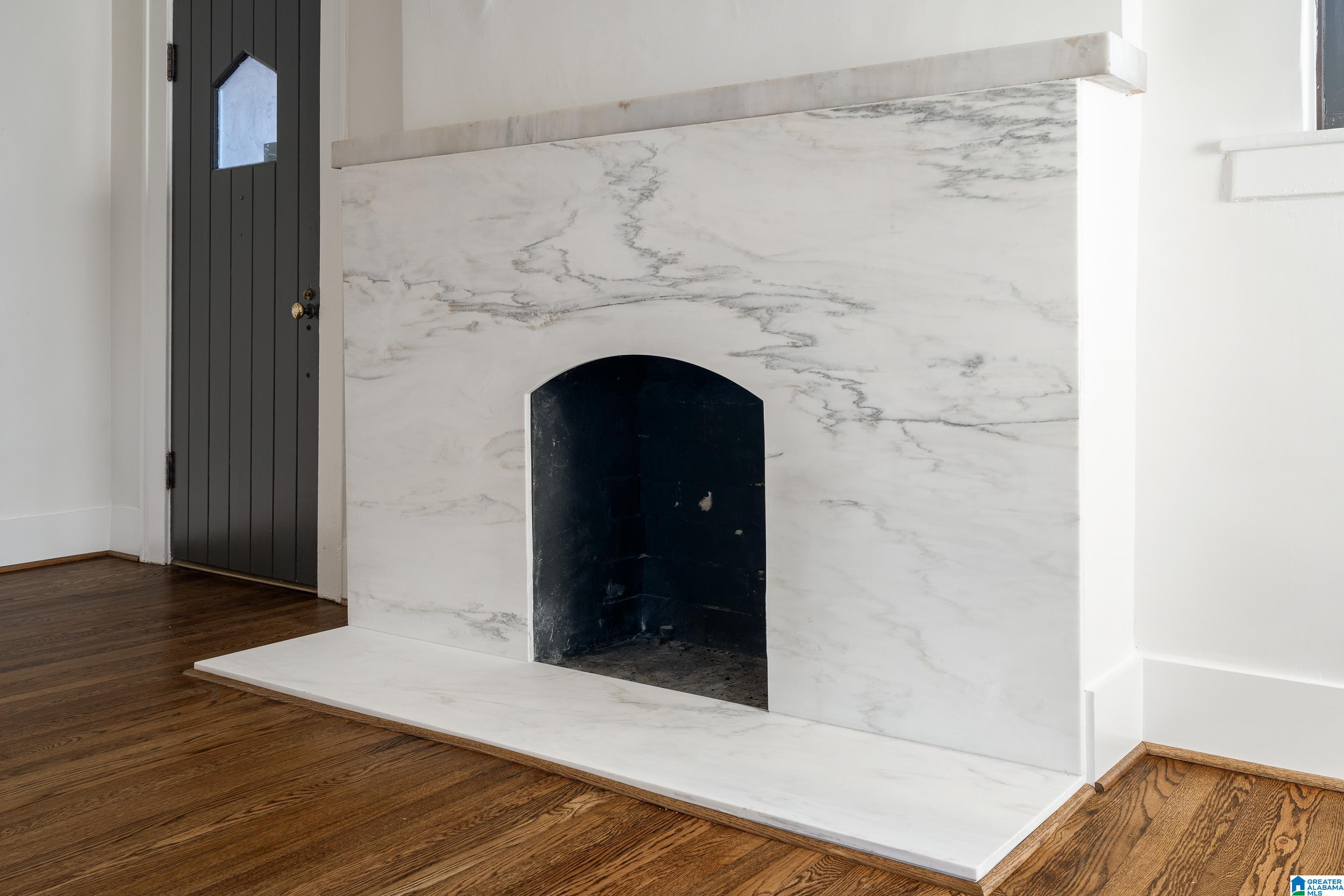 1033 LAKEVIEW CRESCENT