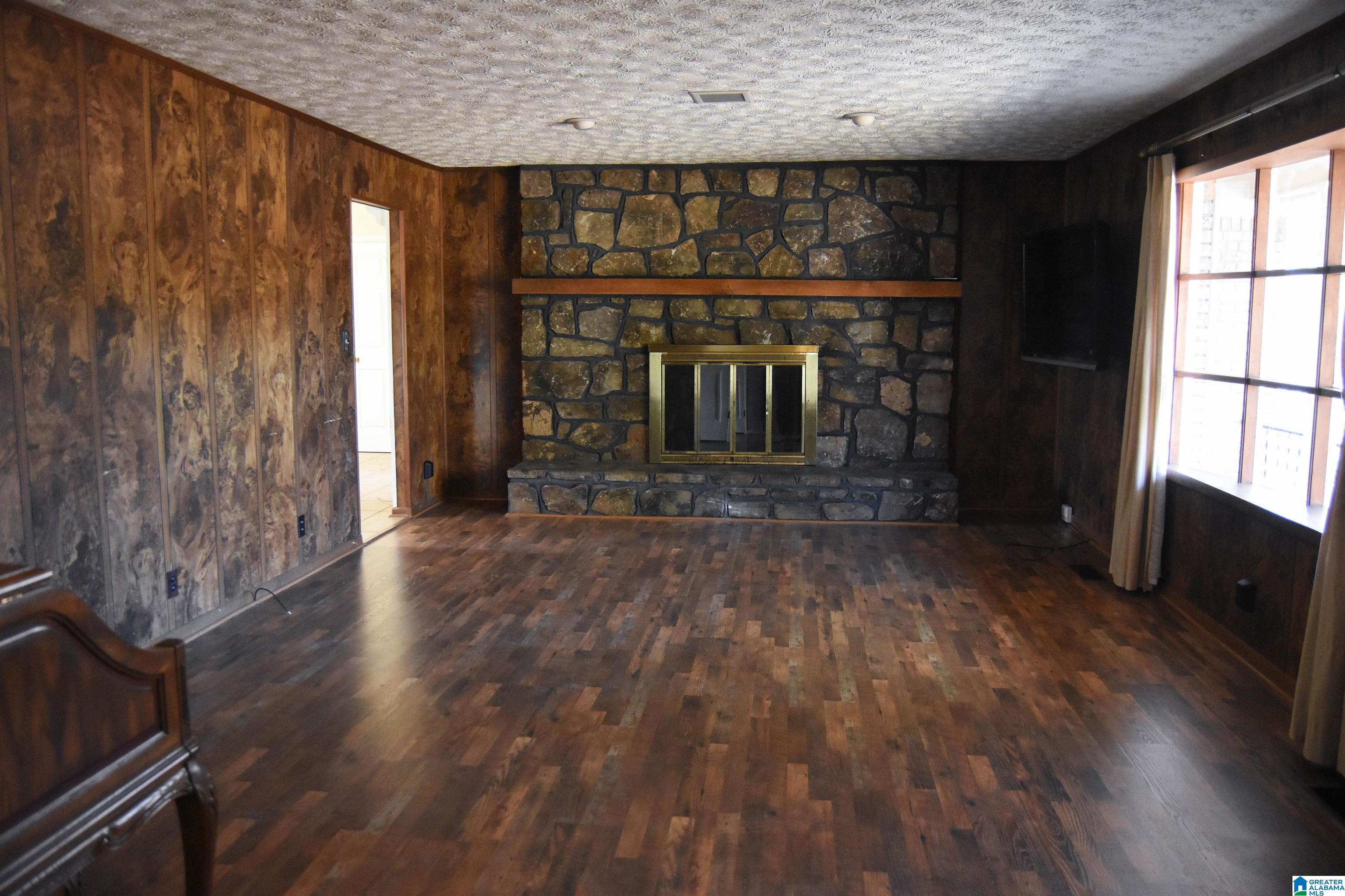 1809 ROBINHOOD DRIVE