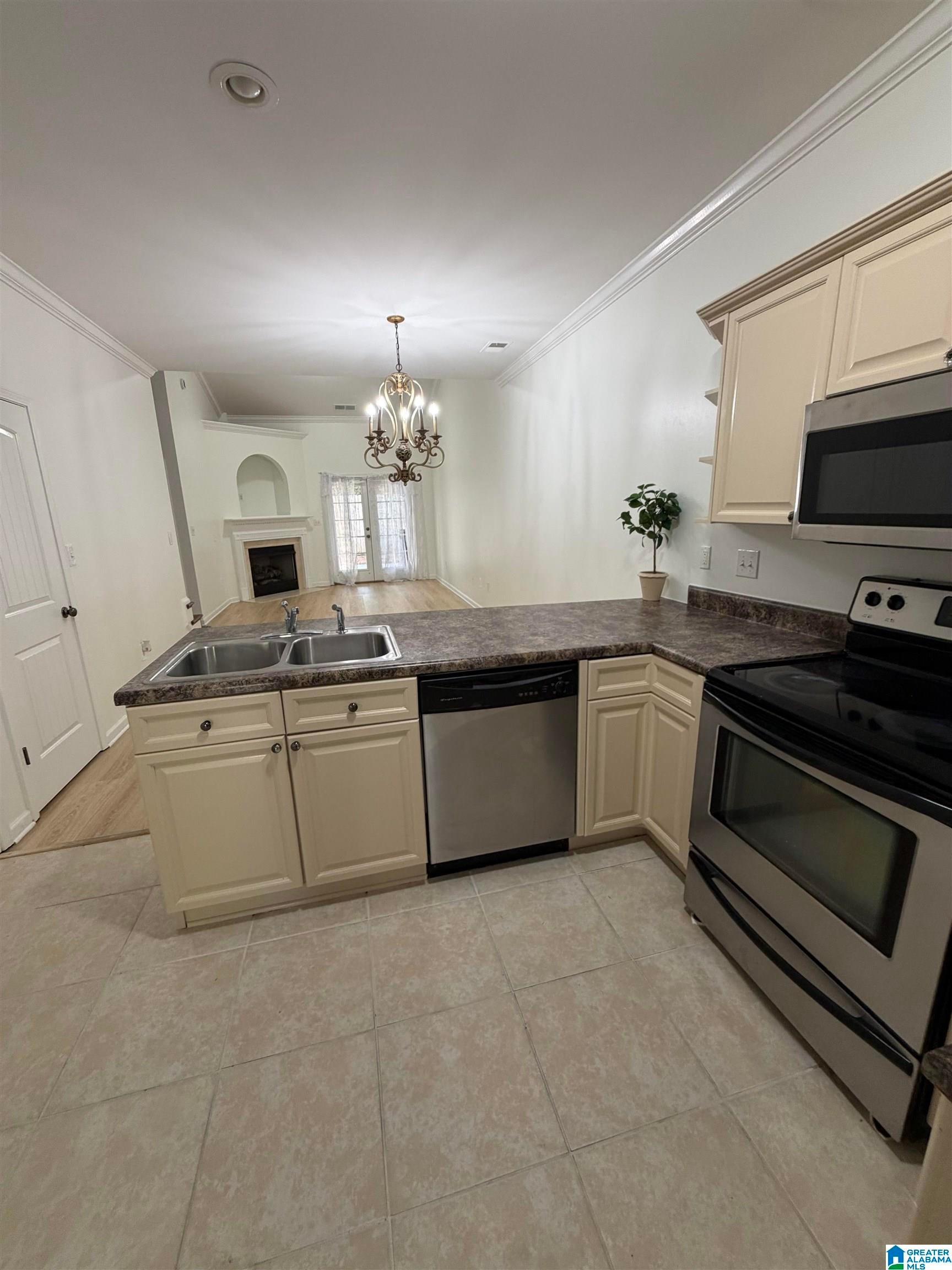 1013 ASHWOOD DRIVE
