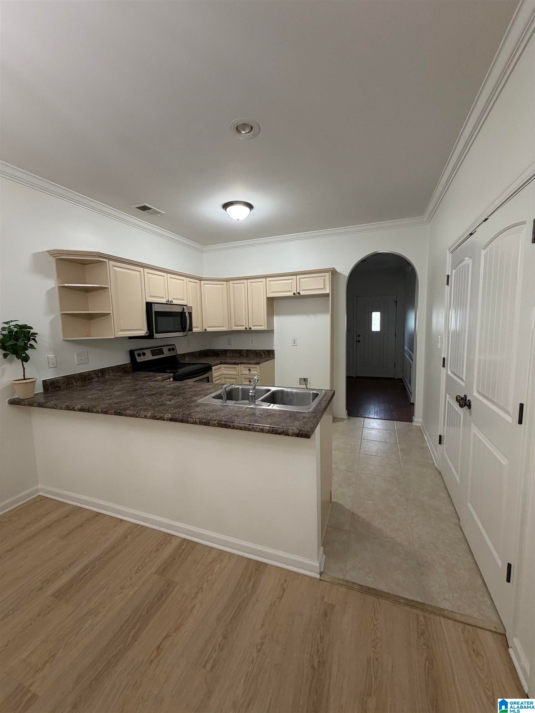 1013 ASHWOOD DRIVE