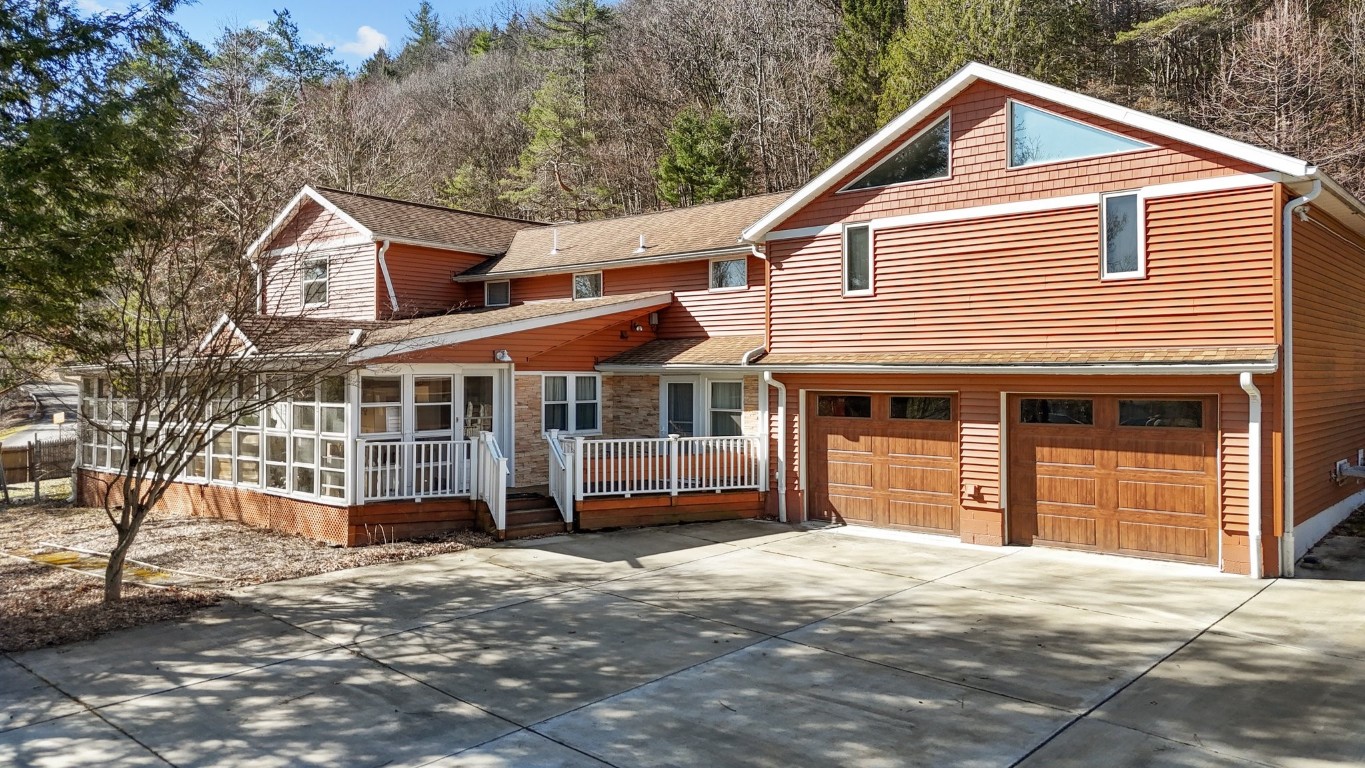453 Grippen Road, Vestal, New York image 1