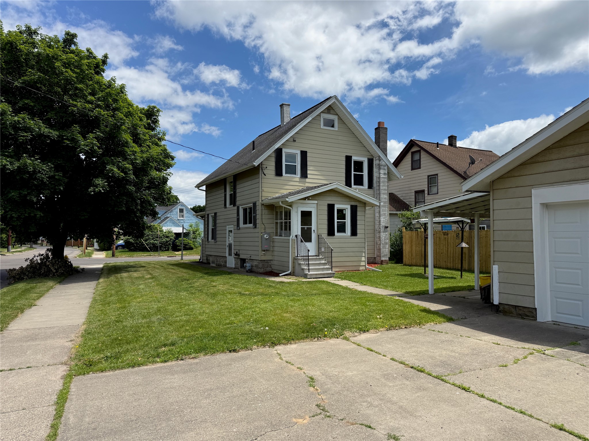 211 N Page Avenue - Photo 2
