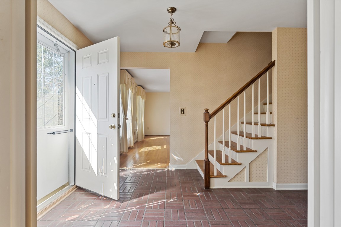 2621 Stamford Drive, Vestal, New York image 3