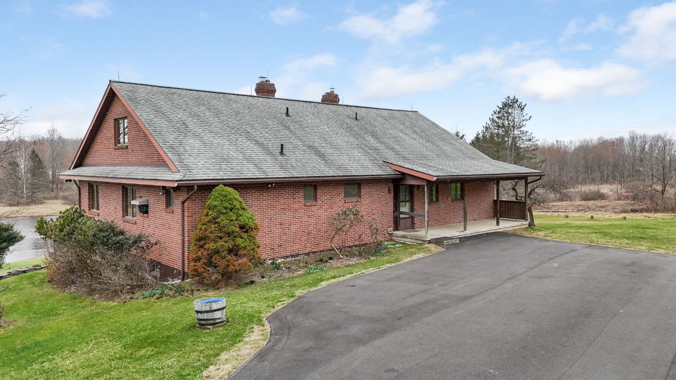 492 Bunn Road, Vestal, New York image 1