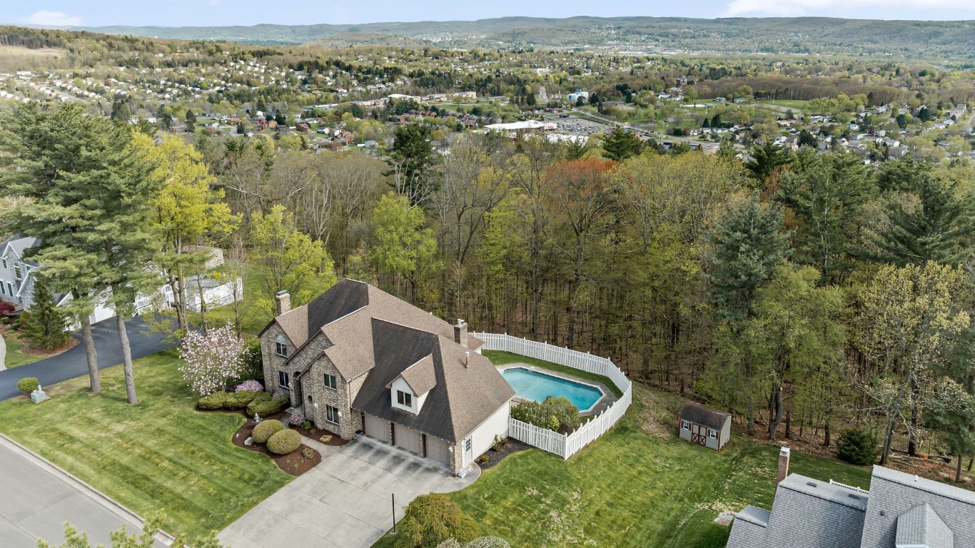 2656 Clearview Drive, Endicott, New York image 2