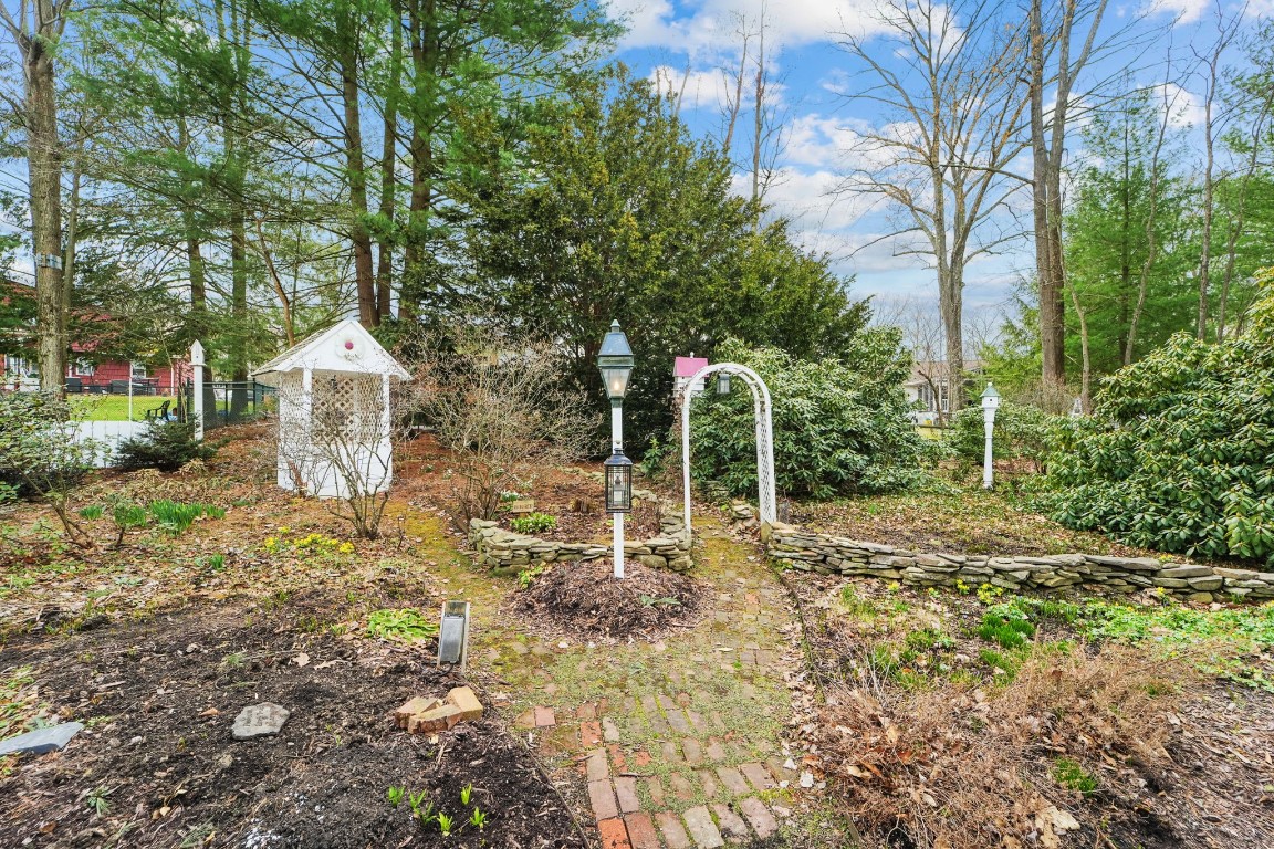 1009 Knoll Drive, Endwell, New York image 40