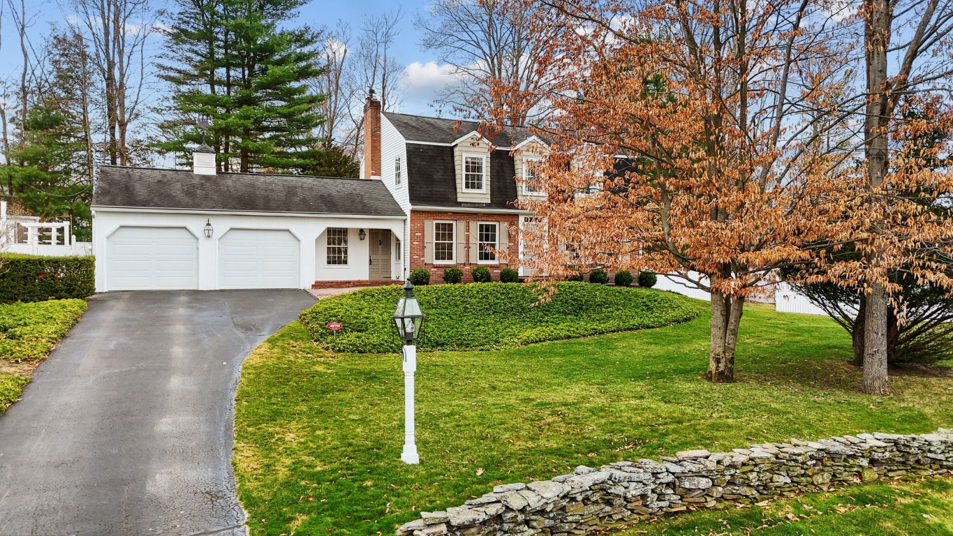 1009 Knoll Drive, Endwell, New York image 2