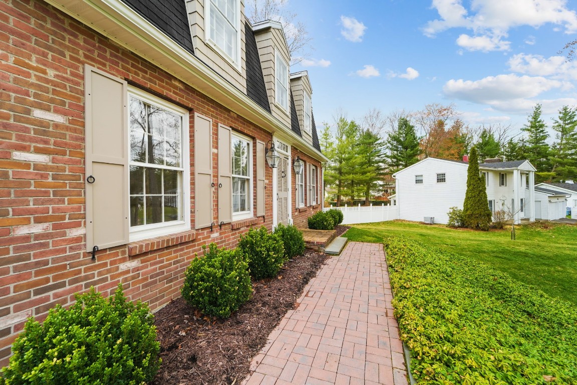 1009 Knoll Drive, Endwell, New York image 4