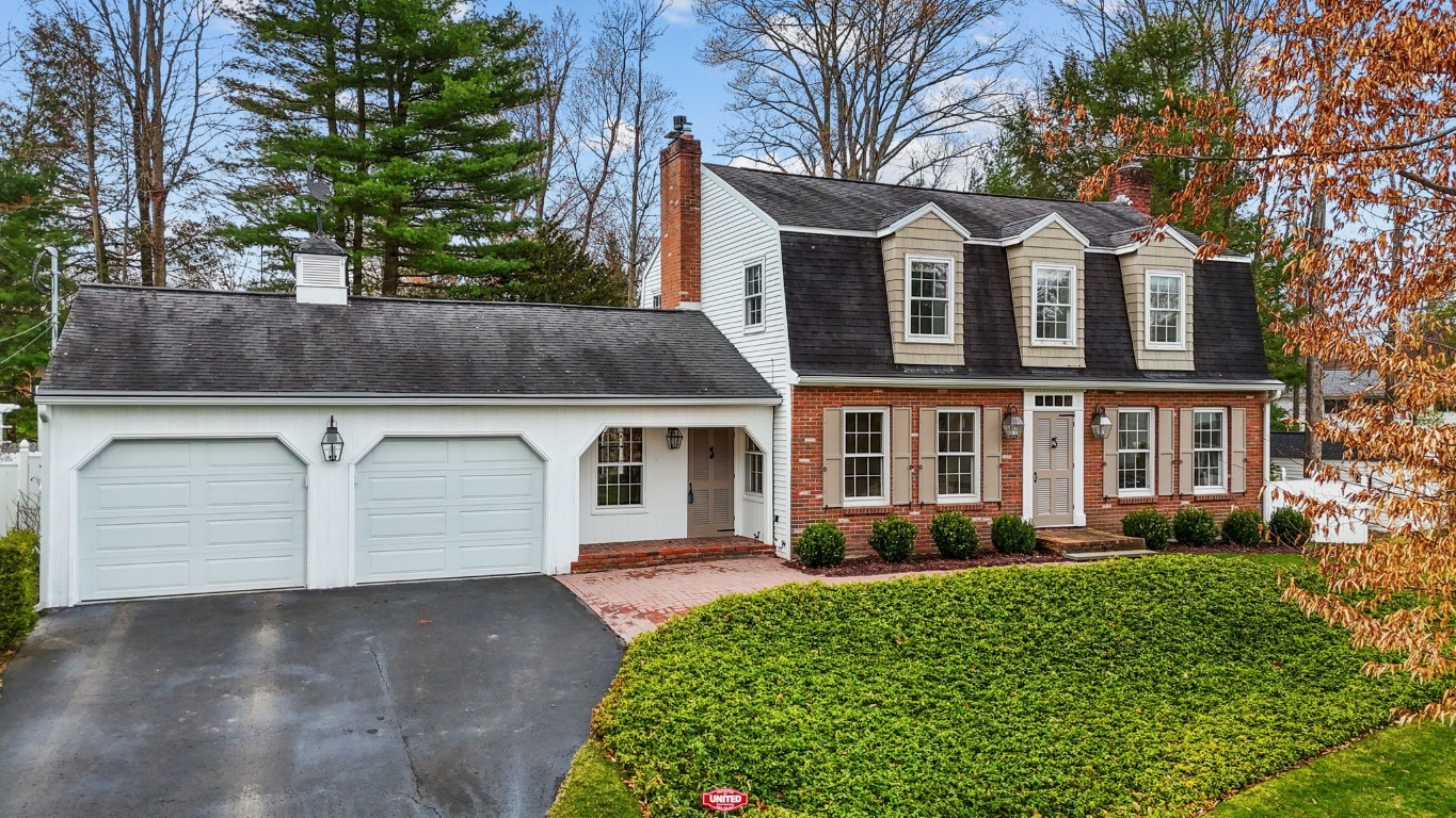 1009 Knoll Drive, Endwell, New York image 1