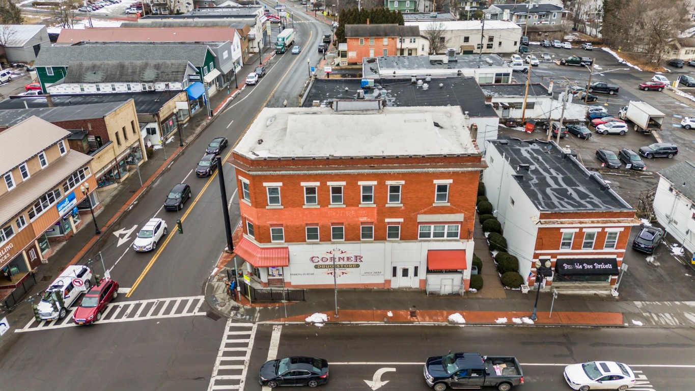 101 Main St W