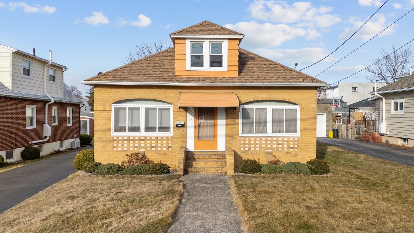 4 Delaware Ave, Endicott, New York image 1