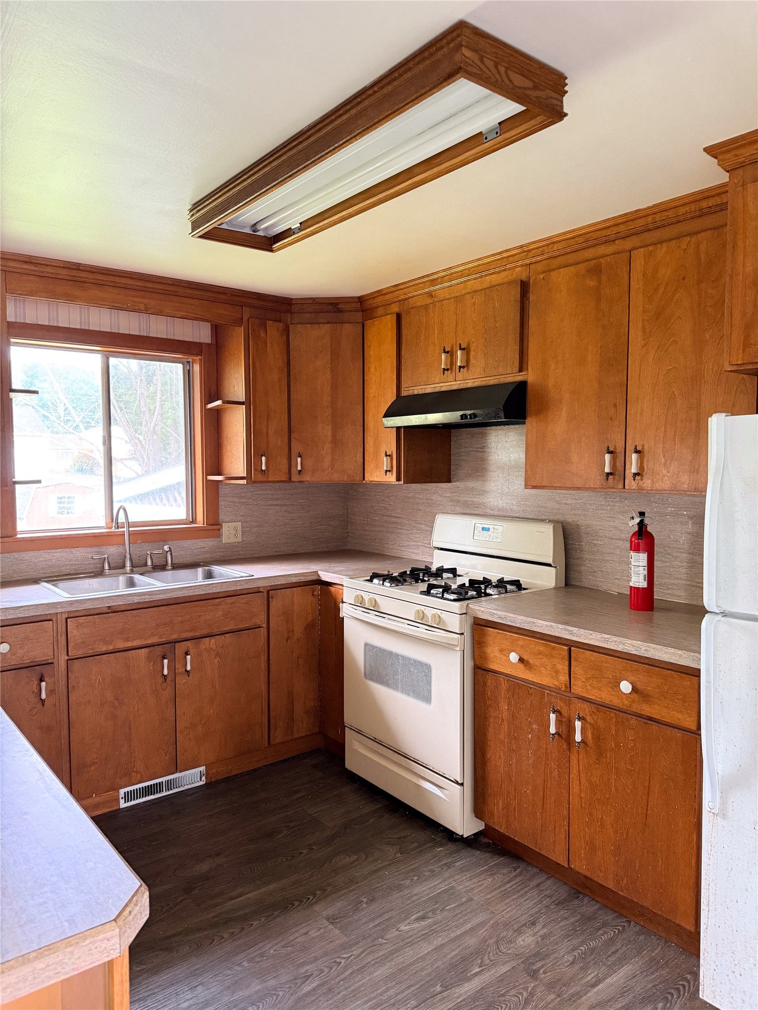 812 Dickinson Drive - Photo 3
