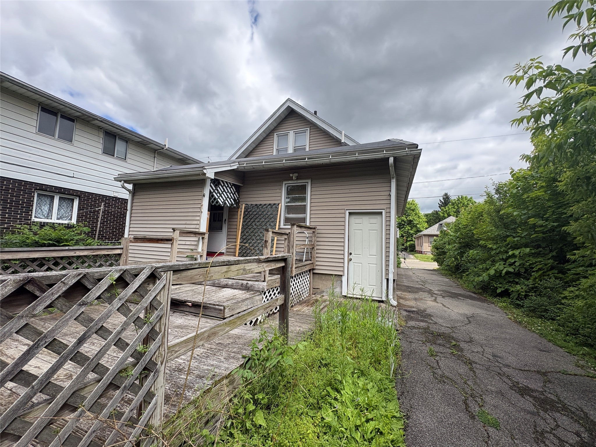 1602 Jenkins Street - Photo 2