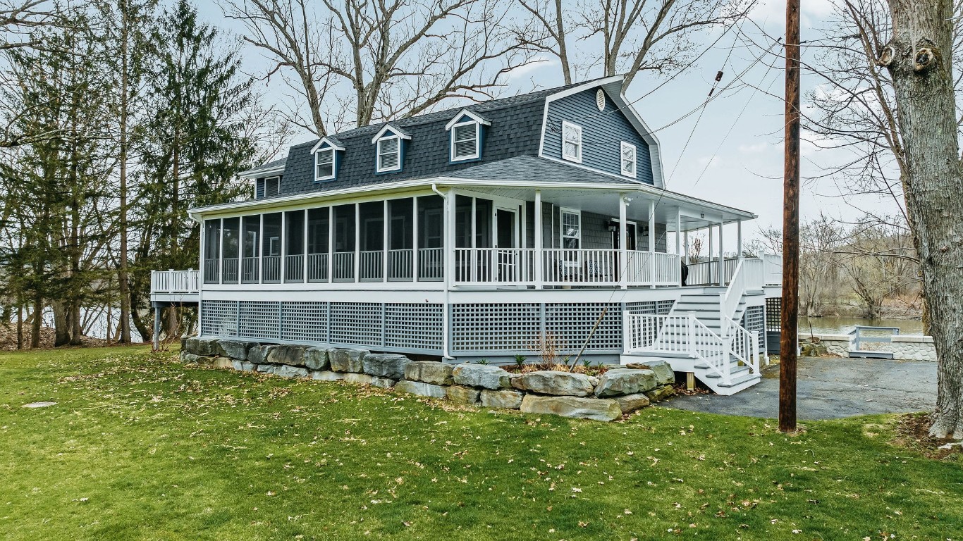 13 Riverbank Road, Vestal, New York image 5