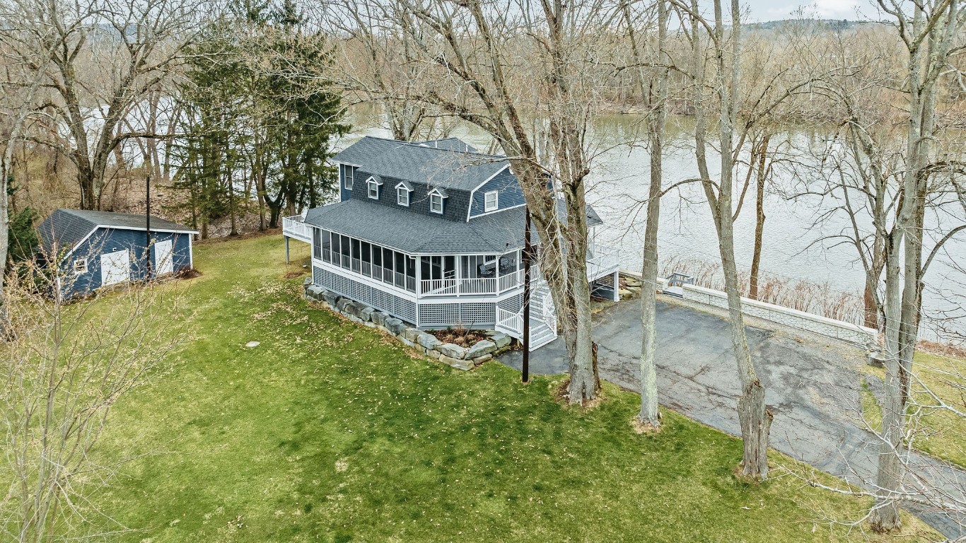 13 Riverbank Road, Vestal, New York image 2