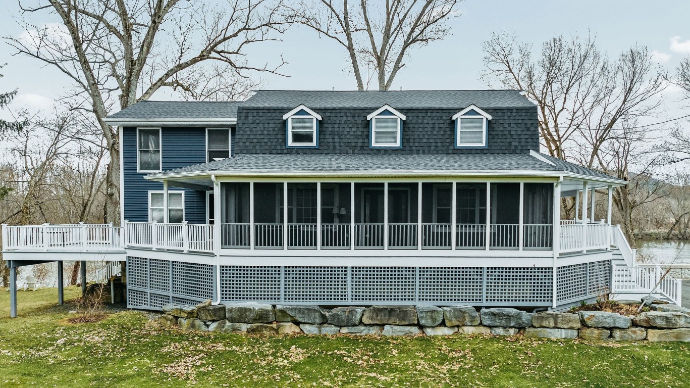 13 Riverbank Road, Vestal, New York image 4
