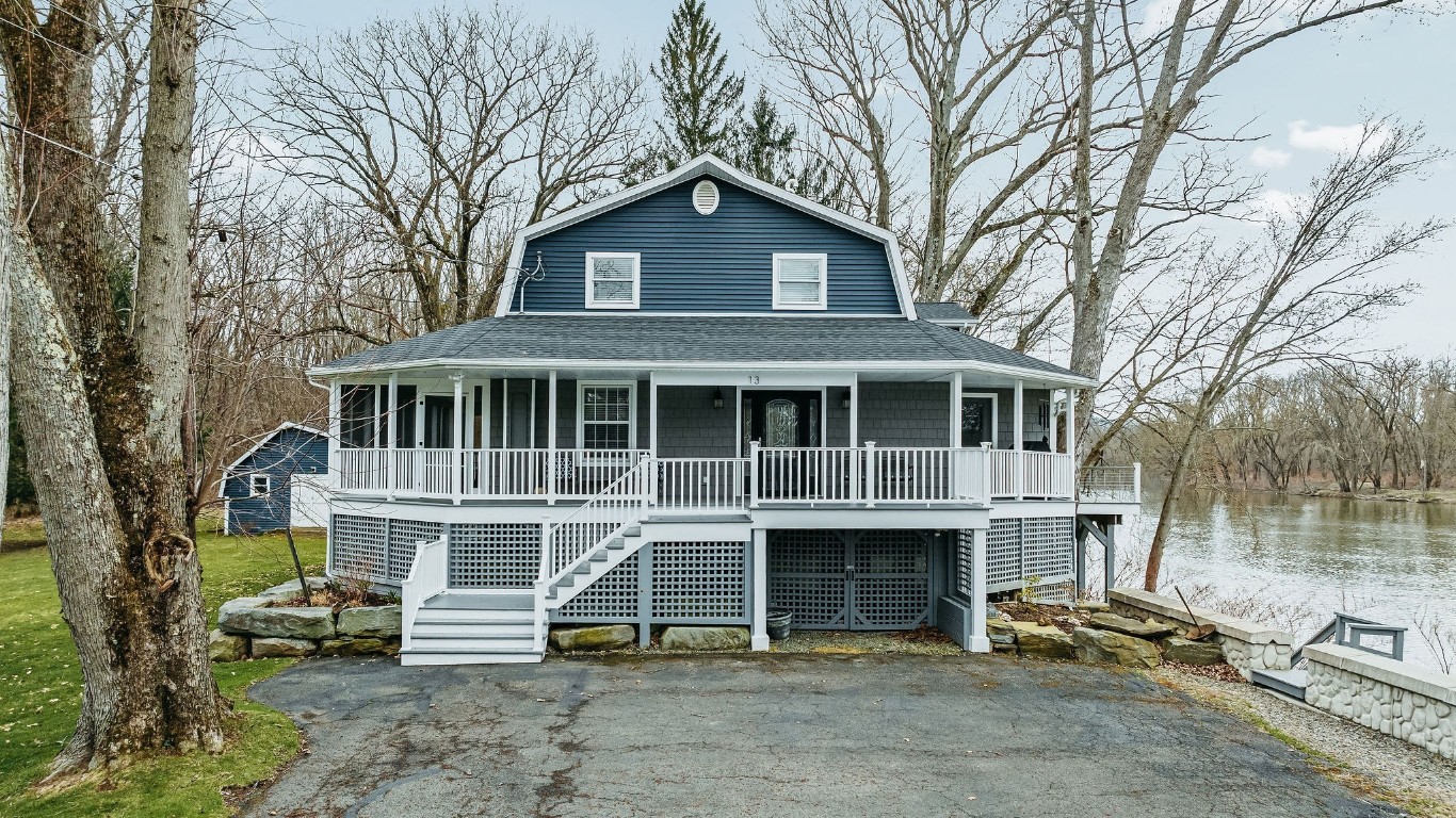 13 Riverbank Road, Vestal, New York image 3
