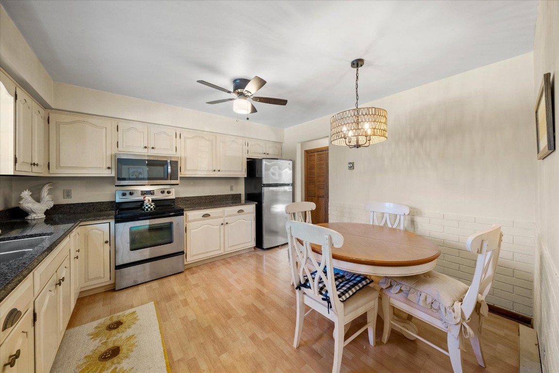 77 Weymouth Lane, Johnson City, New York image 9