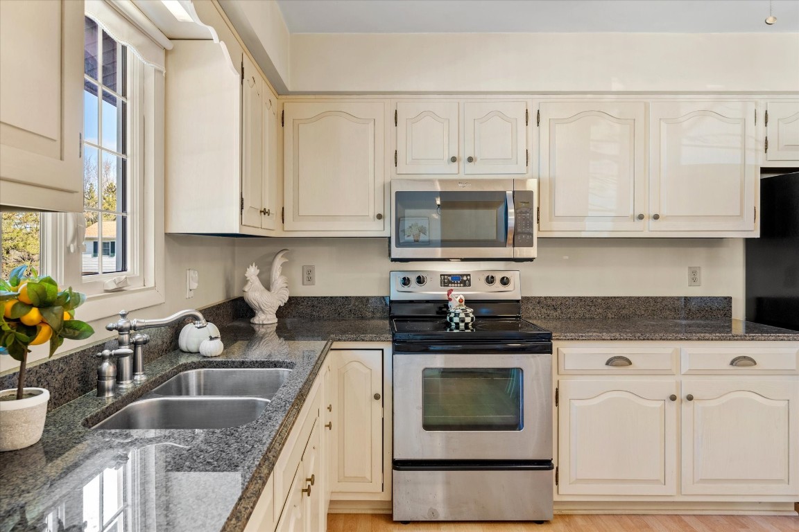 77 Weymouth Lane, Johnson City, New York image 11