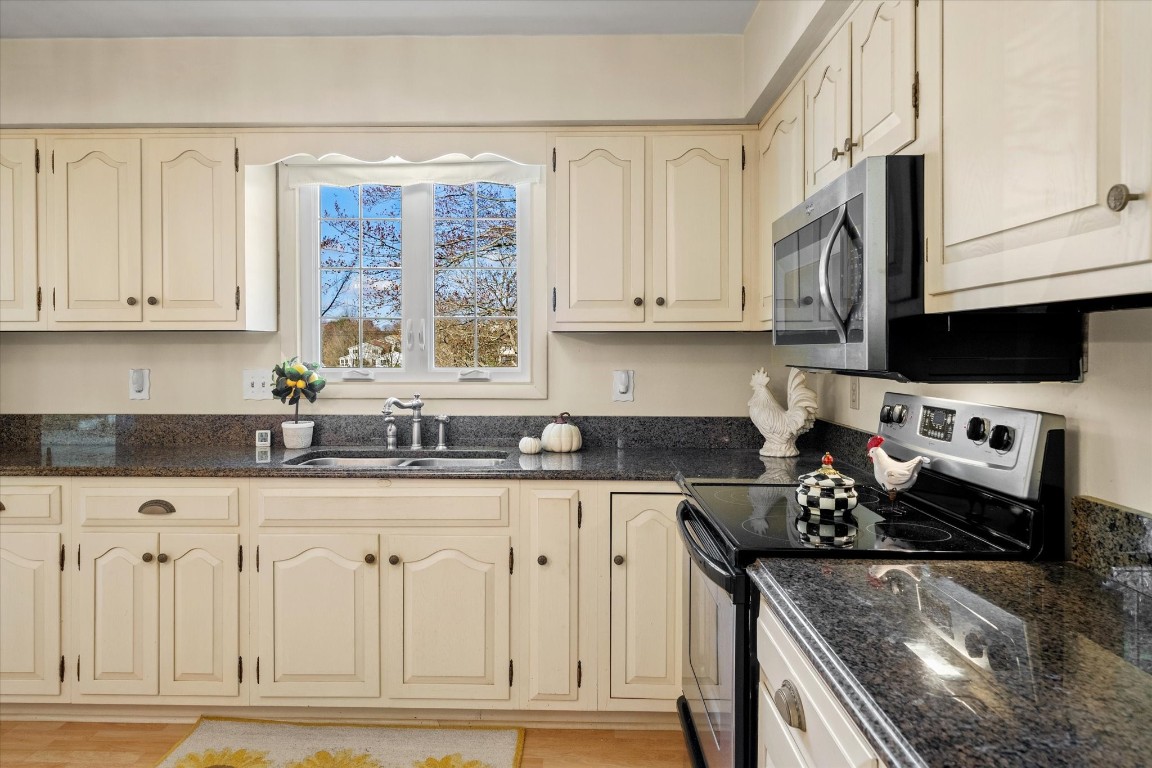 77 Weymouth Lane, Johnson City, New York image 13