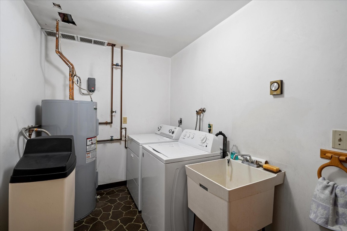 77 Weymouth Lane, Johnson City, New York image 25