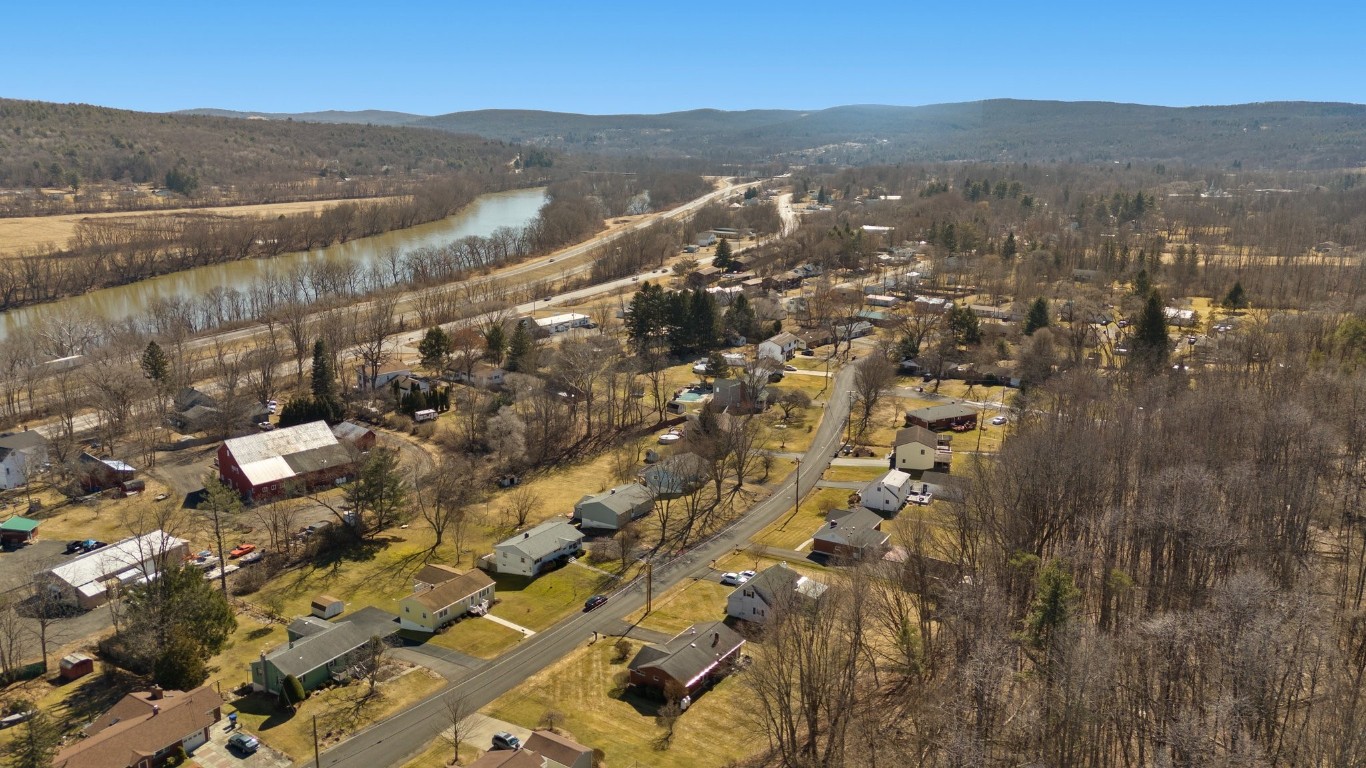 17 Holmes Avenue, Apalachin, New York image 6