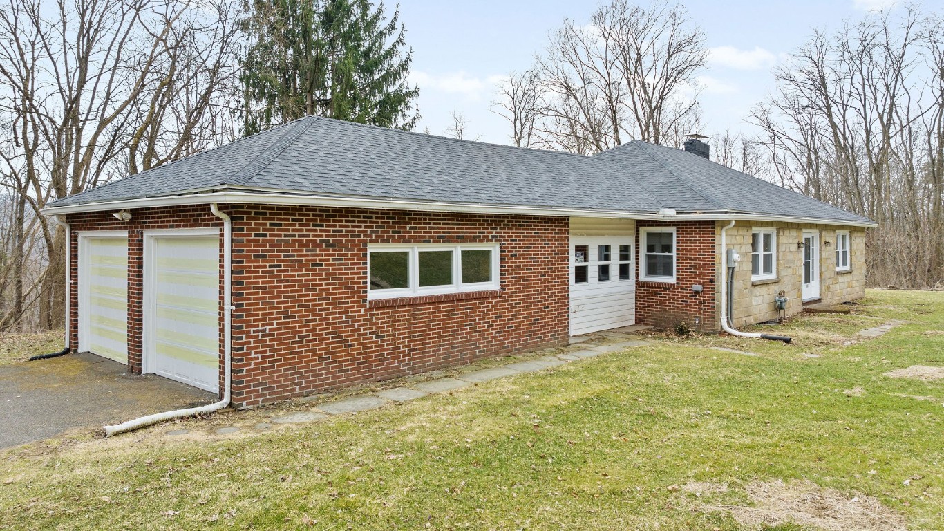 380 Valley Drive, Endicott, New York image 2