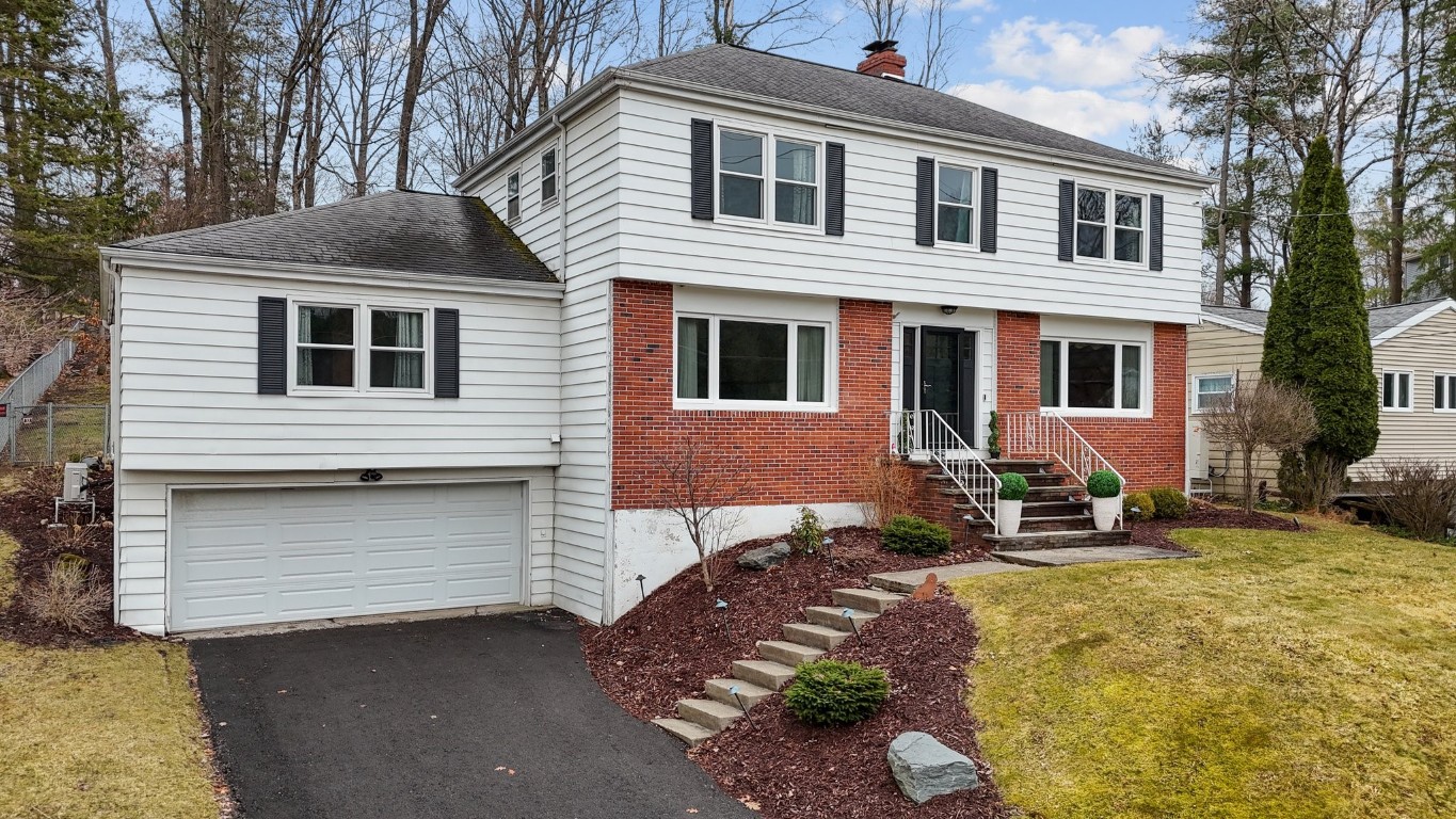 413 Robin Lane, Vestal, New York image 1