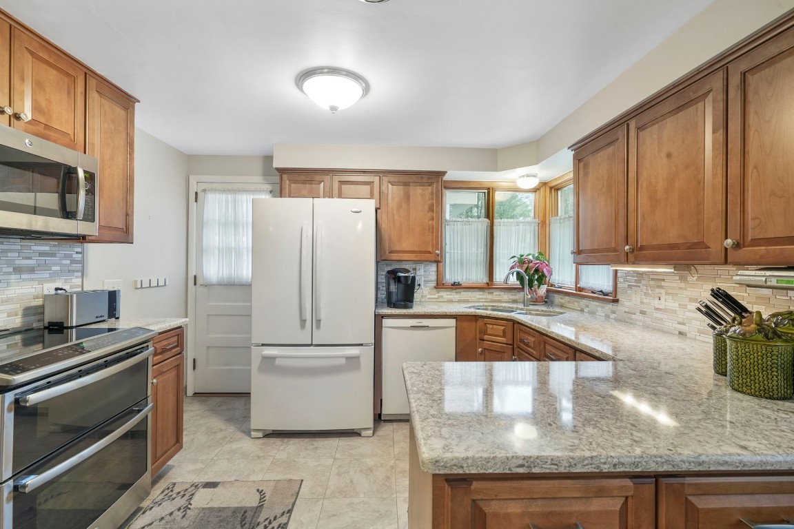 416 Kathleen Drive, Endicott, New York image 4