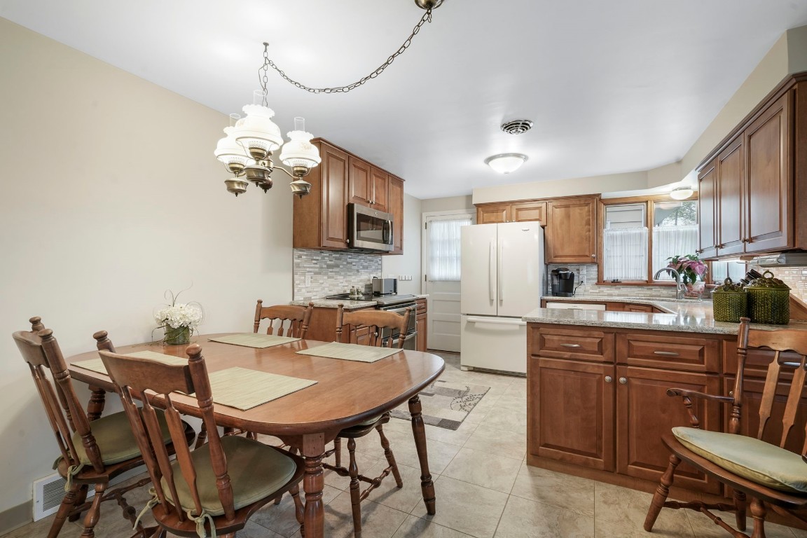 416 Kathleen Drive, Endicott, New York image 6