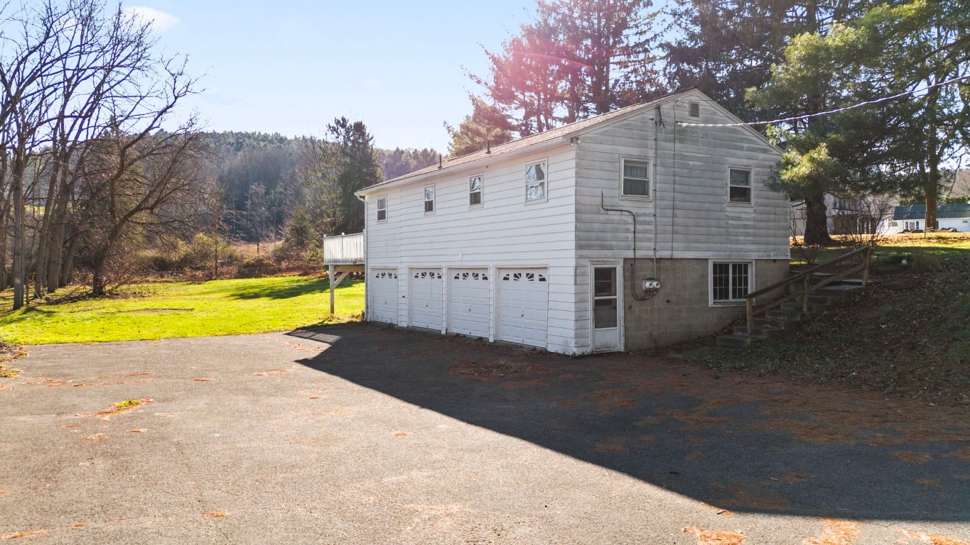 401 Echo Road, Vestal, New York image 2