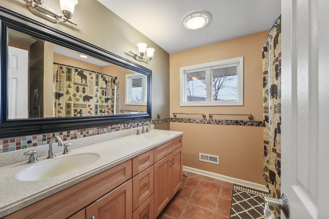 33 Dover Dr, Endicott, New York image 13