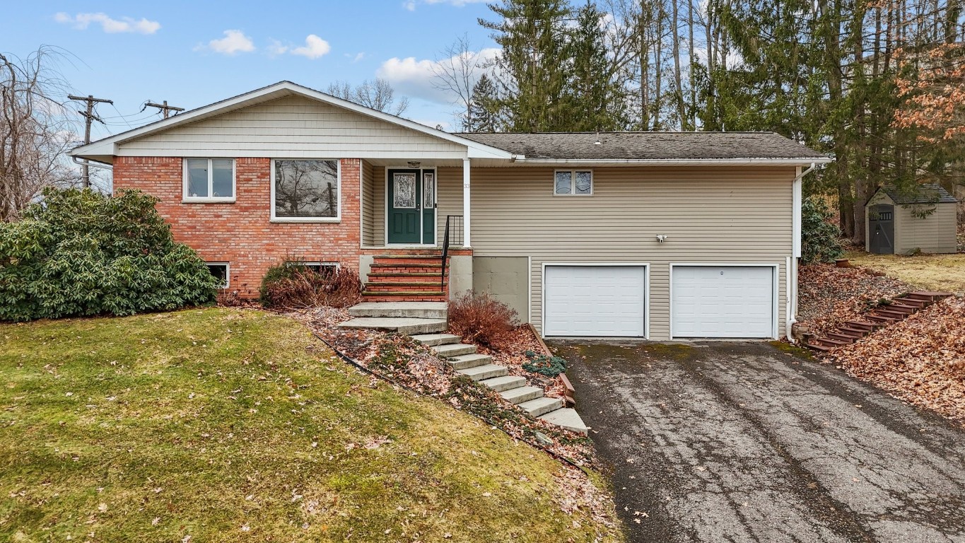 33 Dover Dr, Endicott, New York image 1
