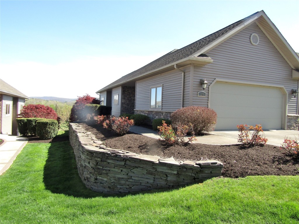 25 Eagle Drive, Endicott, New York image 2