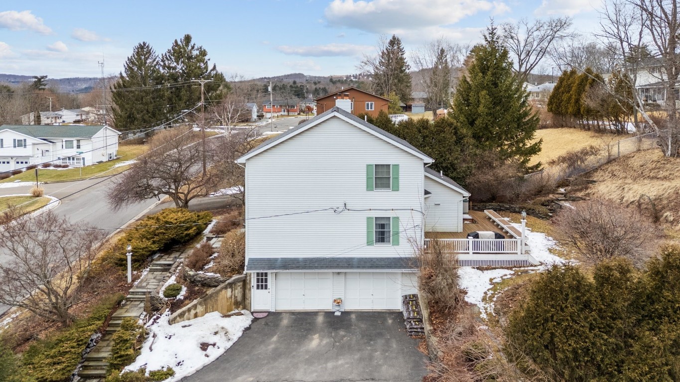 628 Leon Drive, Endicott, New York image 2