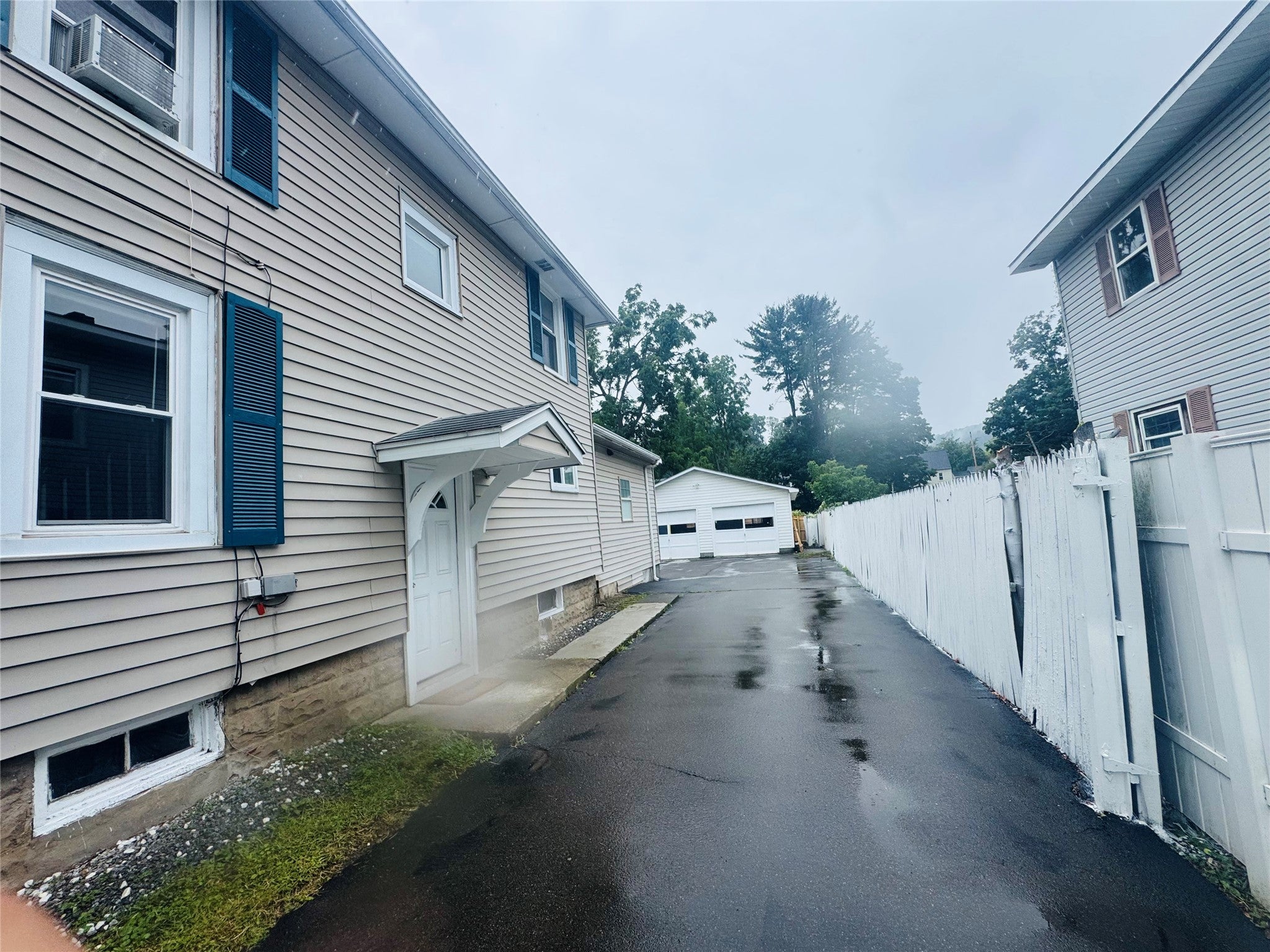 136 Melbourne ST - Photo 2