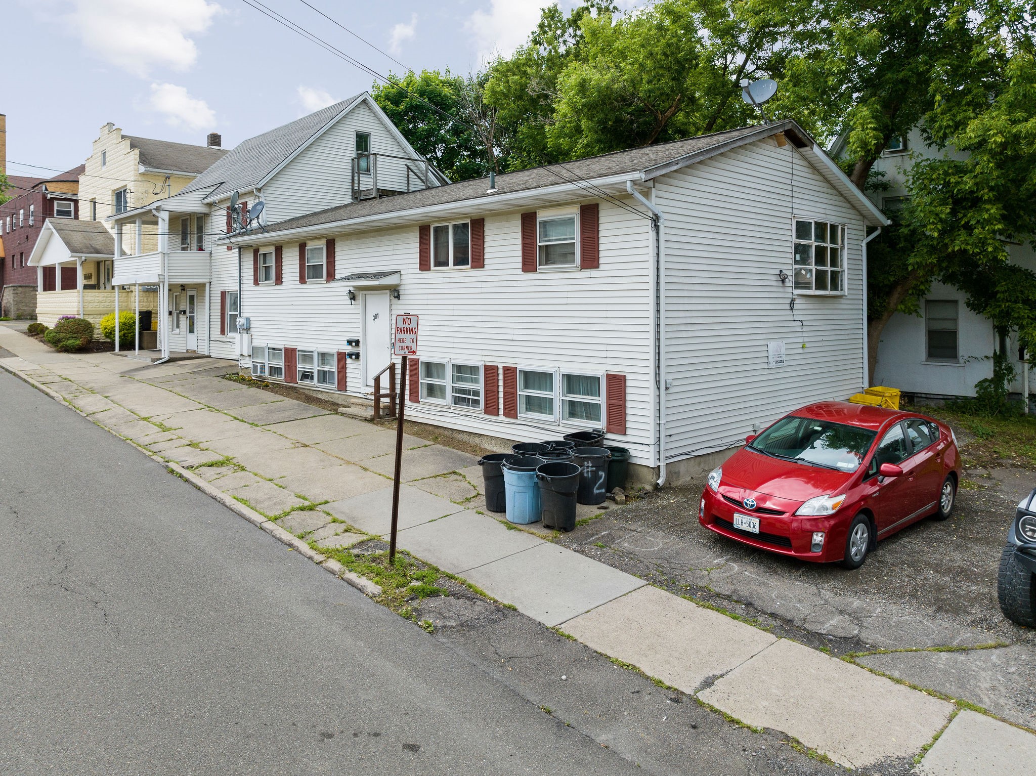 301 Squires Avenue - Photo 2