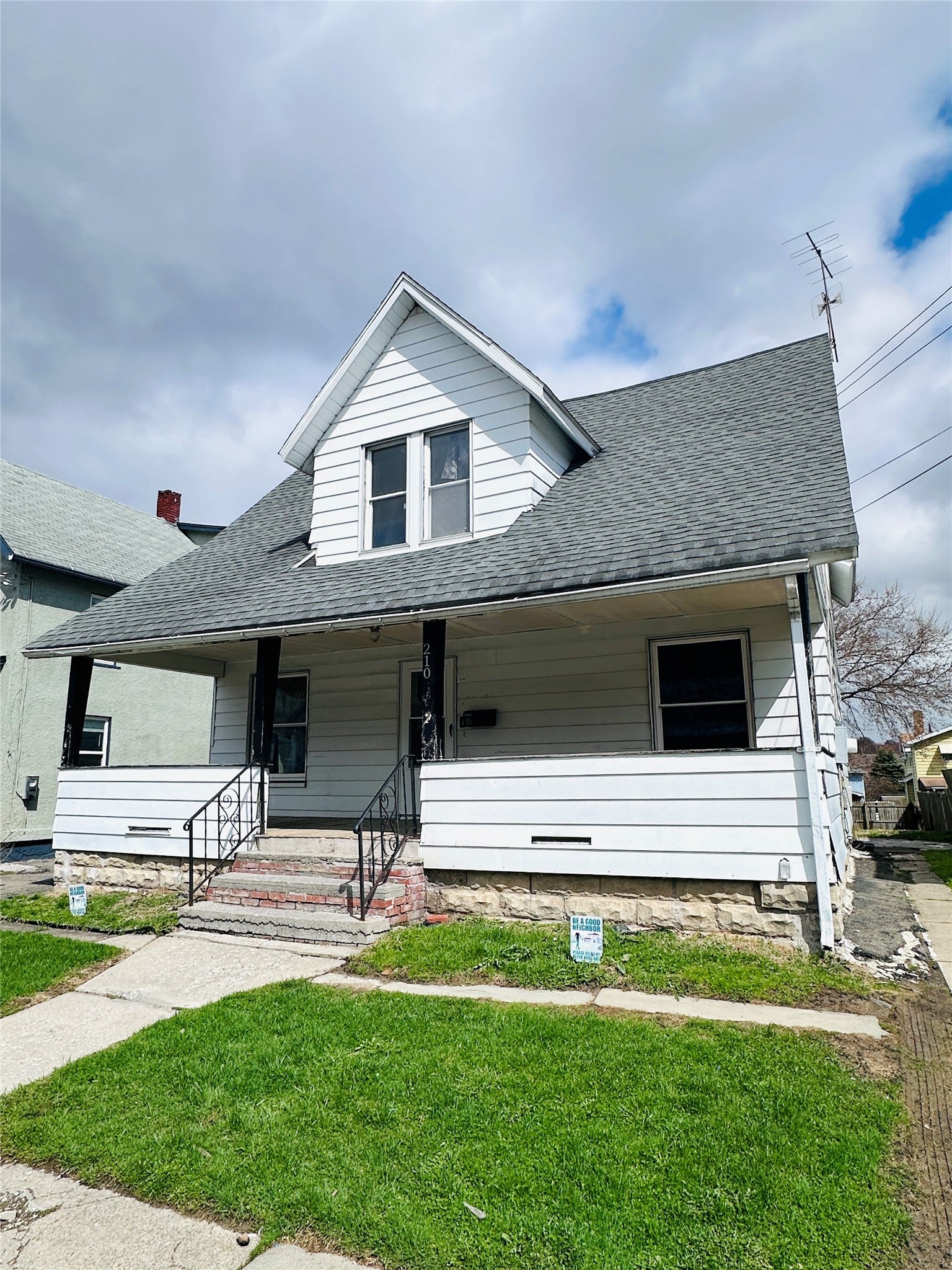 210 Squires Avenue - Photo 2