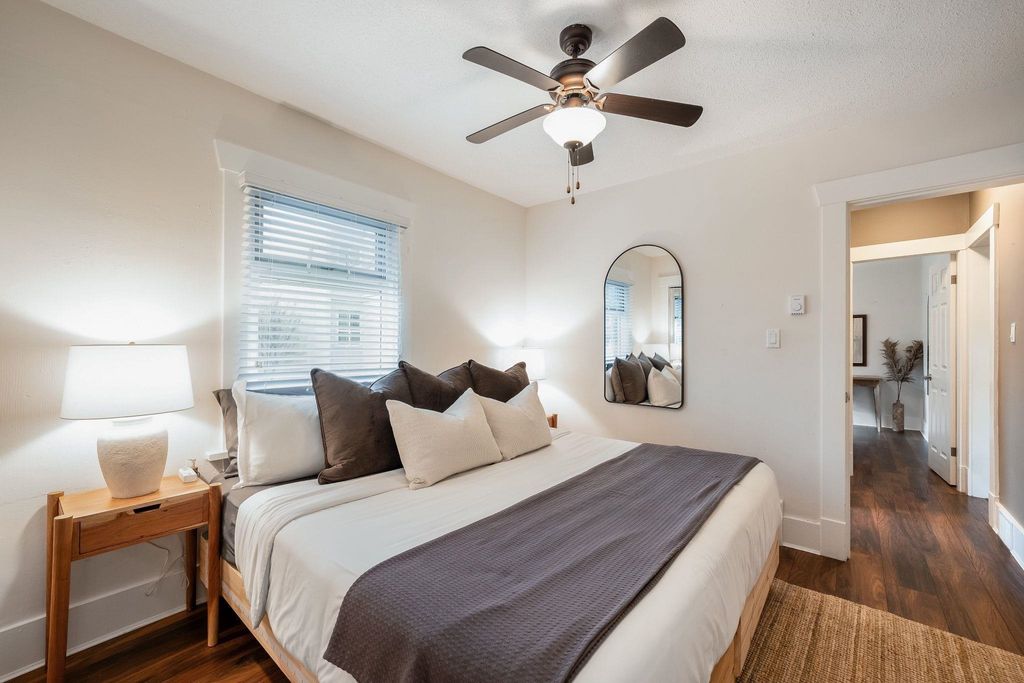 listing image 1104078210692794239