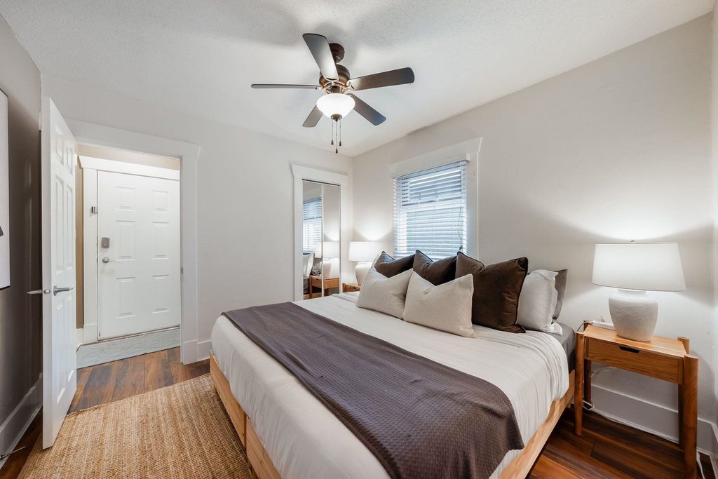 listing image 1102135289371686657