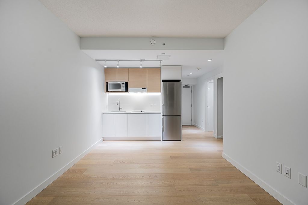 listing image 1104471210902379582