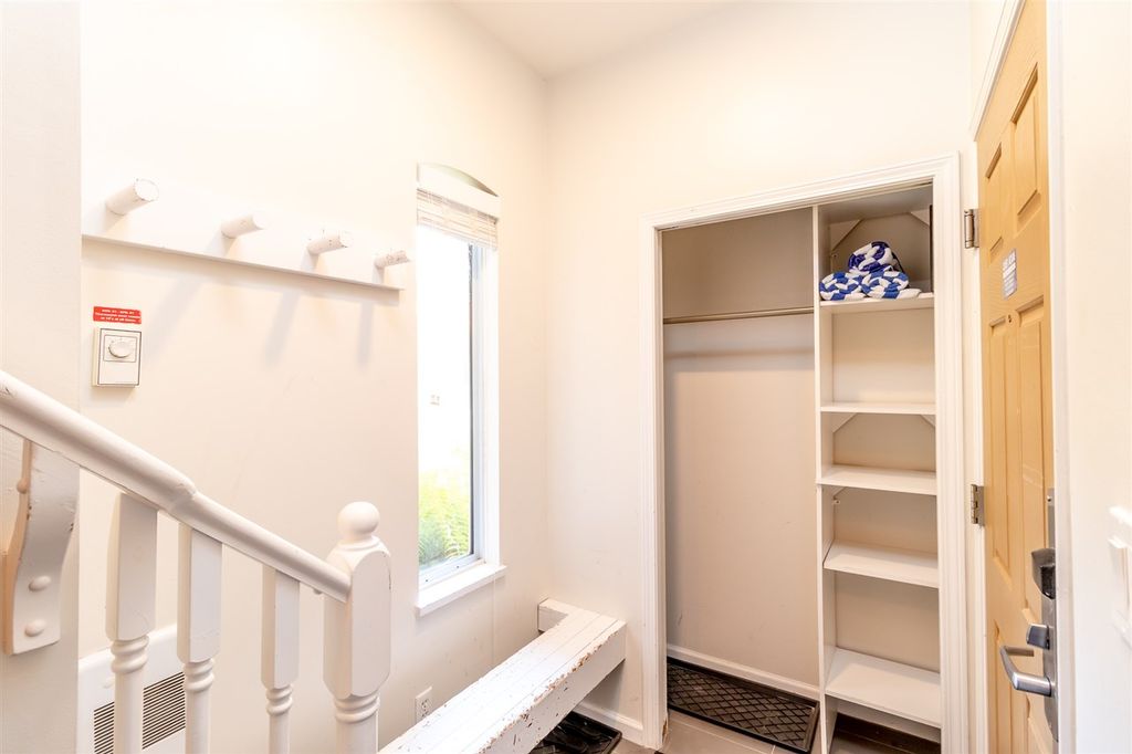 listing image 1101679144347958462