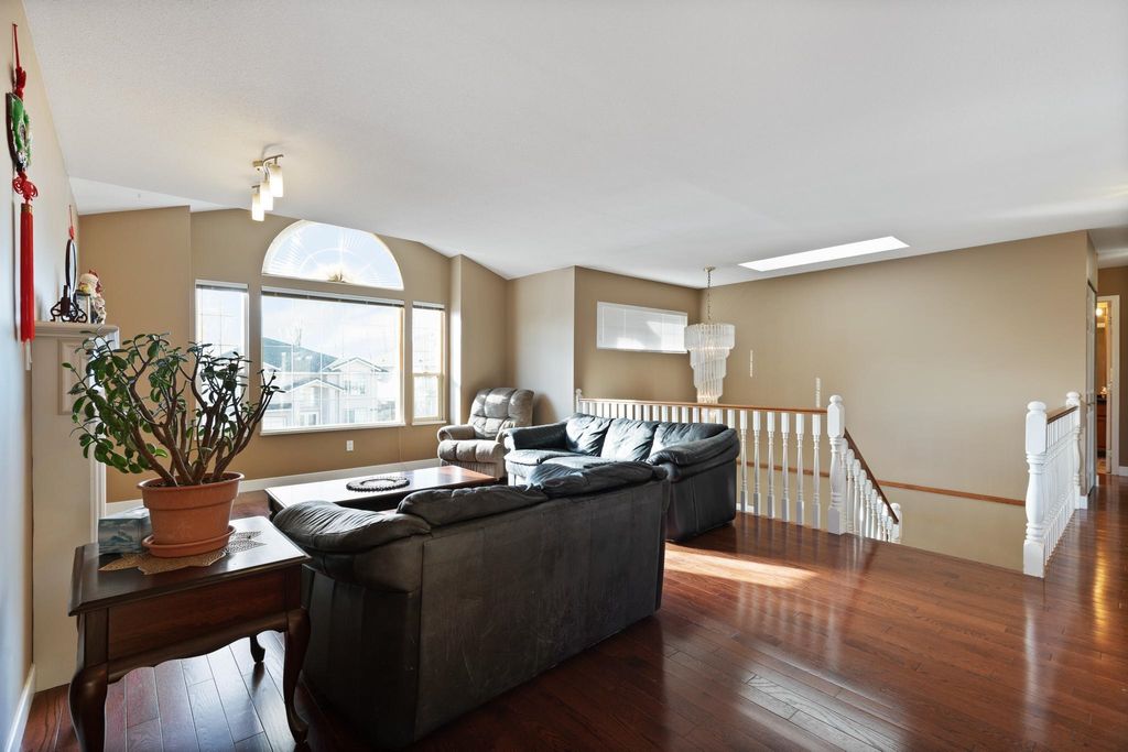 listing image 1102531972512642880