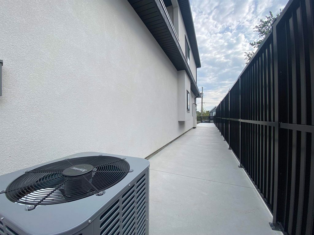 listing image 1102553028275479044