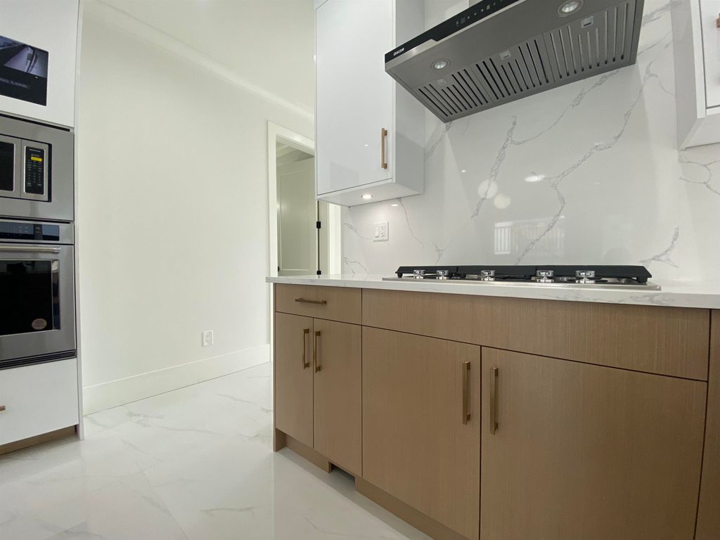 listing image 1109786082430379512