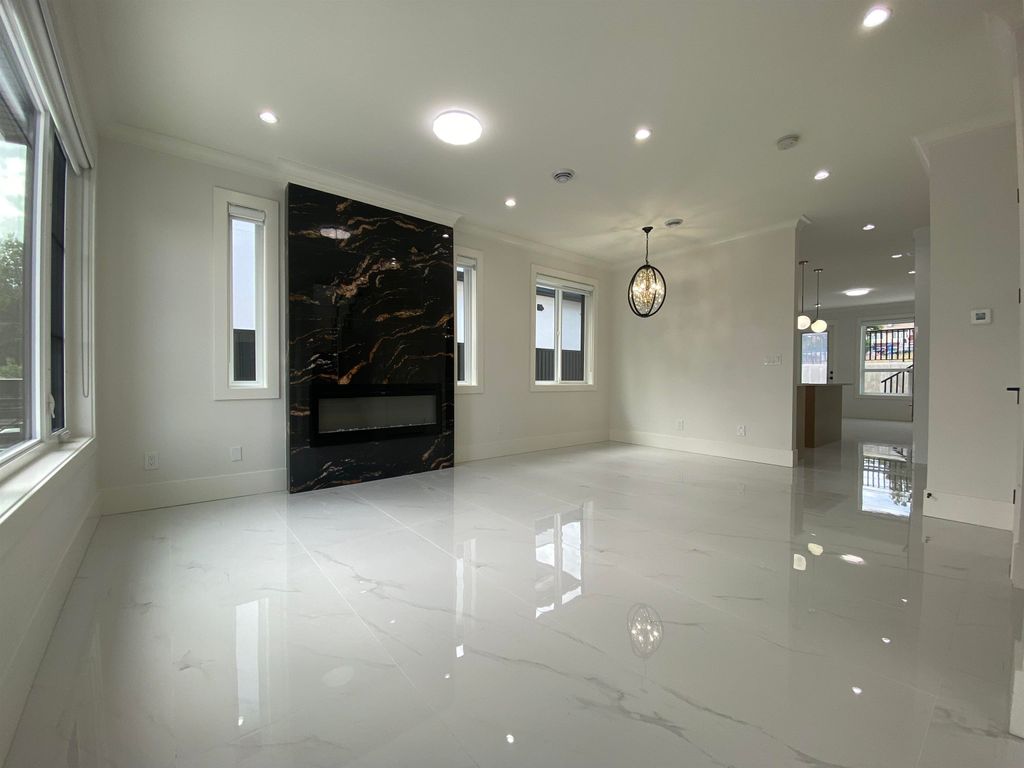 listing image 1104431299713945859