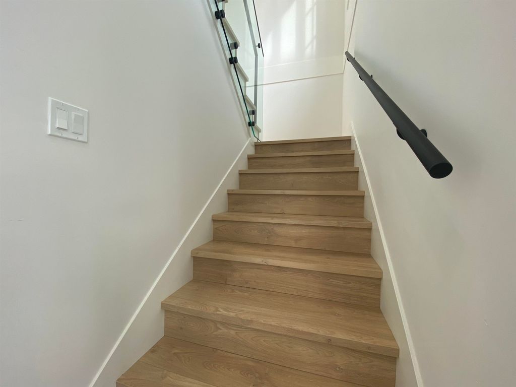 listing image 1109084498935363396