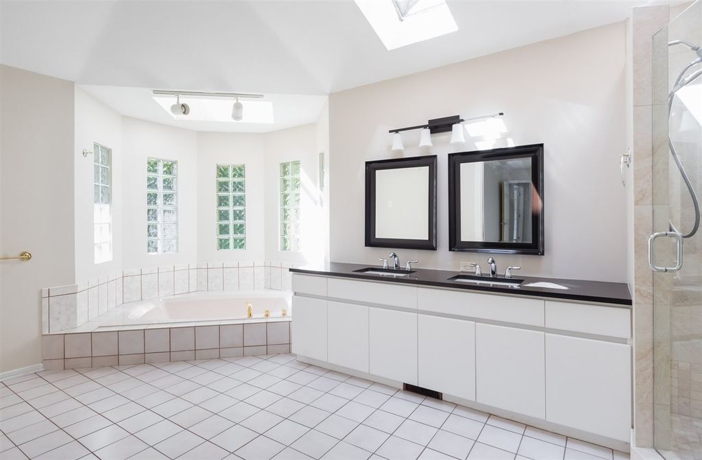 listing image 1101308871427013817