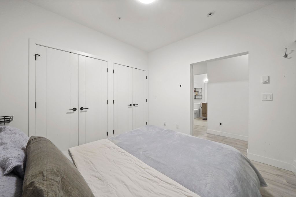 listing image 1104495832000217763