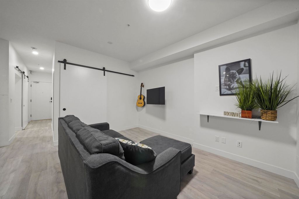 listing image 1102206588627673399
